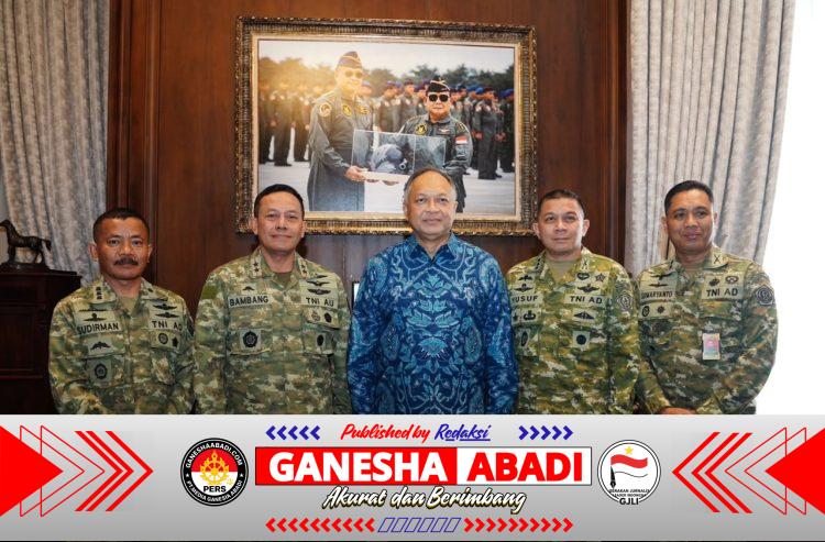 Wadan Kodiklat TNI Anjangsana Ke Kediaman Marsekal TNI (Purn) Fadjar Prasetyo