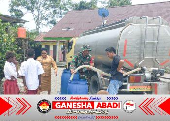 Distribusi Air Bersih kepada Warga, Koramil 1710-03/Kuala Kencana Bantu Penuhi Kebutuhan Masyarakat