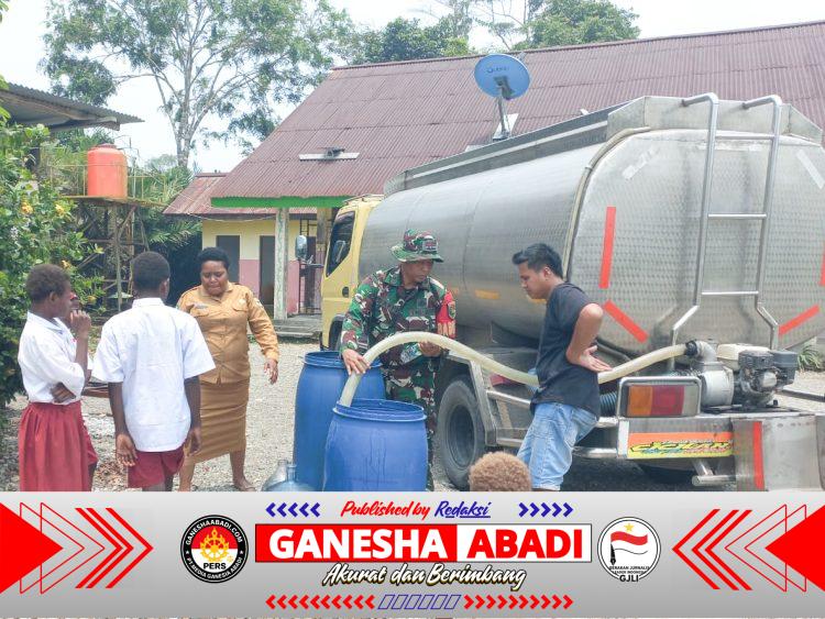 Distribusi Air Bersih kepada Warga, Koramil 1710-03/Kuala Kencana Bantu Penuhi Kebutuhan Masyarakat