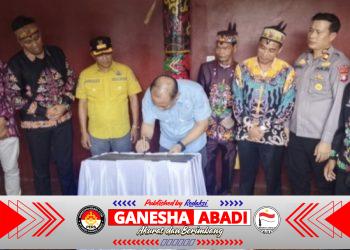 Bupati Resmikan Listrik On-Time Grid 24 Jam di Kelurahan Mengkatip Serta Huma Betang Hantanringin Pakat.