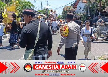 Prosesi Ngaben Warga Banjar Ujung Berlangsung Tertib, Bhabinkamtibmas Kesiman Lakukan Pengamanan