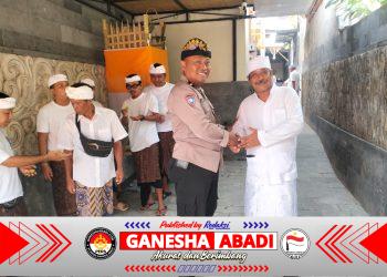Sambang Kamtibmas, Bhabinkamtibmas Sumerta Kaja Hadir di Tengah Kegiatan Ngenteg Linggih Warga