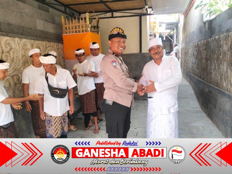 Sambang Kamtibmas, Bhabinkamtibmas Sumerta Kaja Hadir di Tengah Kegiatan Ngenteg Linggih Warga