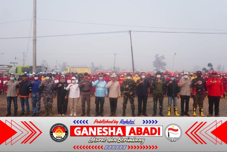 Perkuat Sinergi Penanganan Karhutla, Lanud Sjamsudin Noor Bersama Satgas Gabungan Lakukan Pemadaman di Gambut