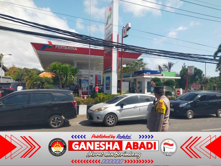 Bhabinkamtibmas Kesiman Kertalangu Perkuat Pengamanan SPBU, Petugas dan Warga Diimbau Tetap Tertib
