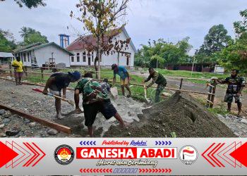 Bergotong Royong, Satgas TMMD ke-130 Kodim 1808/Mansel Bersama Masyarakat Membangun Jalan