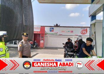 Personel Gabungan Polresta Denpasar Laksanakan Pemantauan Antrean BBM di SPBU Antasura, Denpasar Utara