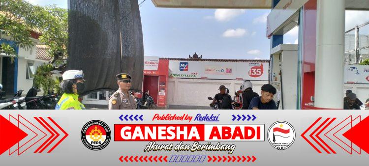 Personel Gabungan Polresta Denpasar Laksanakan Pemantauan Antrean BBM di SPBU Antasura, Denpasar Utara