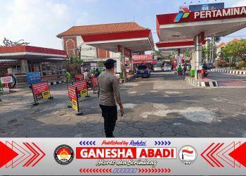Polsek Kuta Laksanakan Pemantauan Pemberlakuan Ganjil-Genap di SPBU Jalan Raya Kuta
