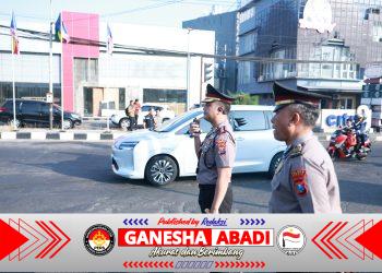 Pastikan Kelancaran Arus lalu lintas, Kapolres Gresik Turun Langsung cek personil dan Atur Lalu Lintas