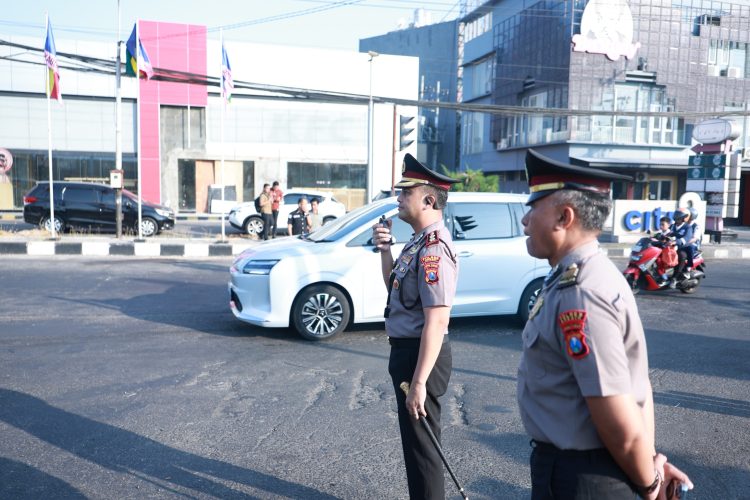 Pastikan Kelancaran Arus lalu lintas, Kapolres Gresik Turun Langsung cek personil dan Atur Lalu Lintas