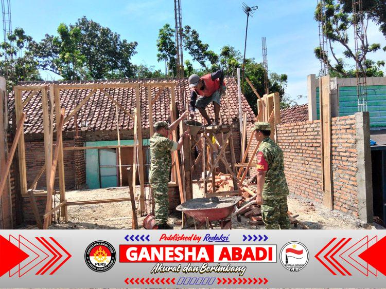 Tak Tunggu Diminta, Babinsa Tangen Turun Langsung Bantu Warga Bangun Rumah