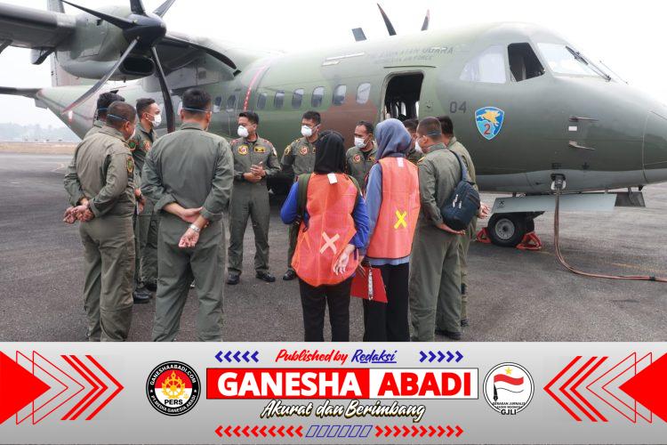 TNI Kerahkan Pesawat Udara Semai Lebih dari 10 Ton Bahan Untuk OMC Atasi Karhutla di Kalimantan