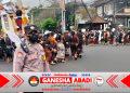 HADIR DI TENGAH MASYARAKAT, BHABINKAMTIBMAS KEL. PENATIH AMANKAN PROSESI NGABEN WARGA TEMBAU TENGAH