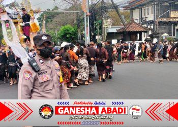 HADIR DI TENGAH MASYARAKAT, BHABINKAMTIBMAS KEL. PENATIH AMANKAN PROSESI NGABEN WARGA TEMBAU TENGAH