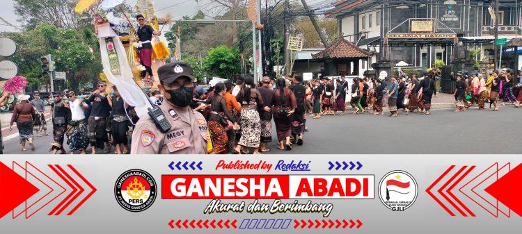 HADIR DI TENGAH MASYARAKAT, BHABINKAMTIBMAS KEL. PENATIH AMANKAN PROSESI NGABEN WARGA TEMBAU TENGAH