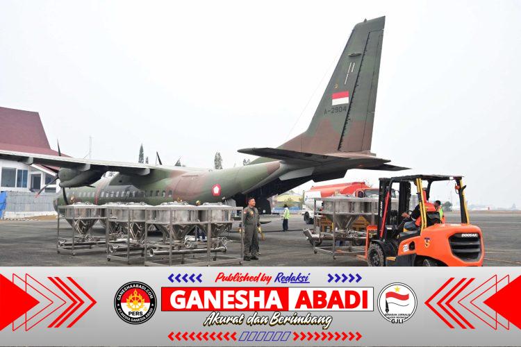 TNI Semai 9,2 Ton Garam dan 1,6 Ton Dry Ice Atasi Karhutla di Kalimantan