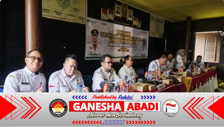 Plt Kepala BPKAD Dampingi Bupati Salurkan Bansos dan CPPD.